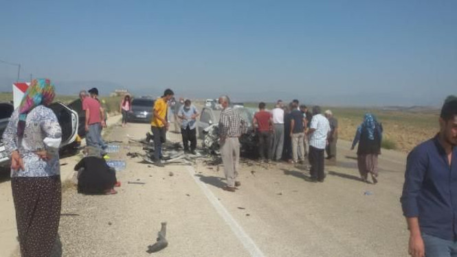 Adana'da iki otomobil kafa kafaya çarpıştı: 3 ölü, 1 yaralı - Resim : 1