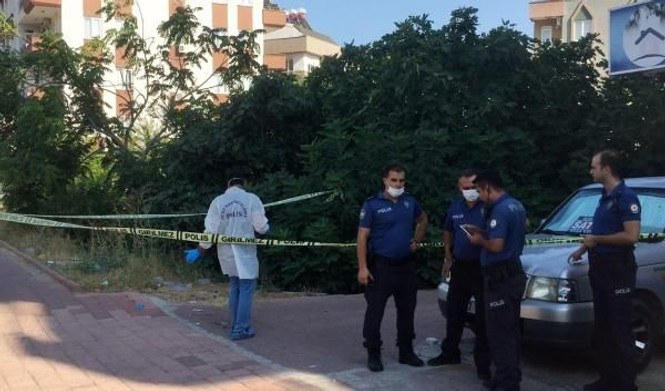 Antalya'da polis merkezi önünde silahlı saldırı - Resim : 1