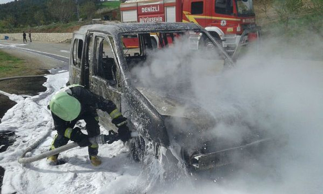 Denizli'de filyasyon ekibini taşıyan araç alev alev yandı - Resim : 1