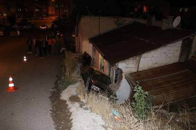 Sivas'ta araç evin bahçesine uçtu: 3 kişi yaralandı - Resim : 1