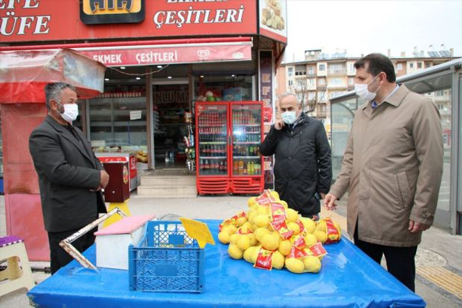 Sivas Valisi Salih Ayhan'dan örnek davranış; Limonları satın alıp satıcıyı evine yolladı - Resim : 1