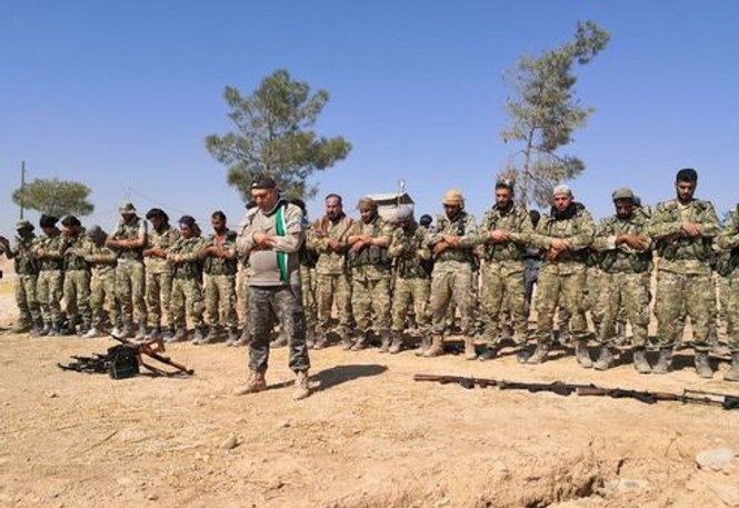 TSK'ya destek veren Suriye Milli Ordusu operasyon öncesi namaz kıldı - Resim : 1