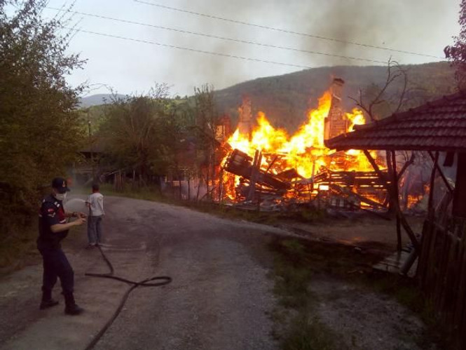 Kastamonu'da çıkan yangında engelli bir kişi hayatını kaybetti - Resim : 1