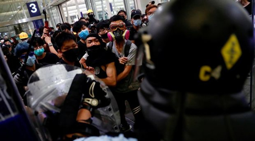 Hong Kong’da protestocular ile polis arasında çatışma! - Resim : 2