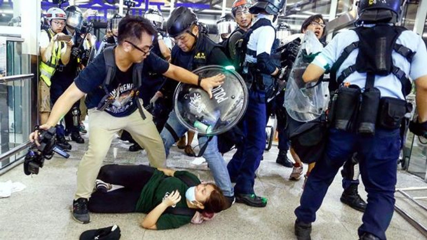 Hong Kong’da protestocular ile polis arasında çatışma! - Resim : 3
