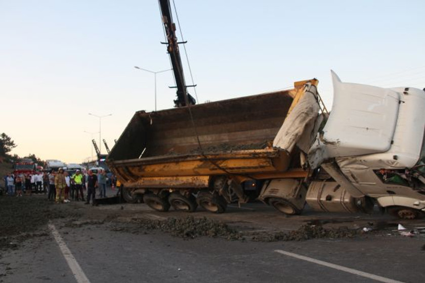 İstanbul Havalimanı yolunda hafriyat kamyonu devrildi - Resim : 1