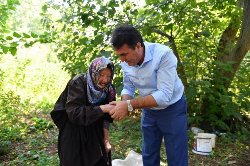 Başkan 91 yaşındaki Zeynep Nine'nin elini öptü gönlünü aldı - Resim : 2