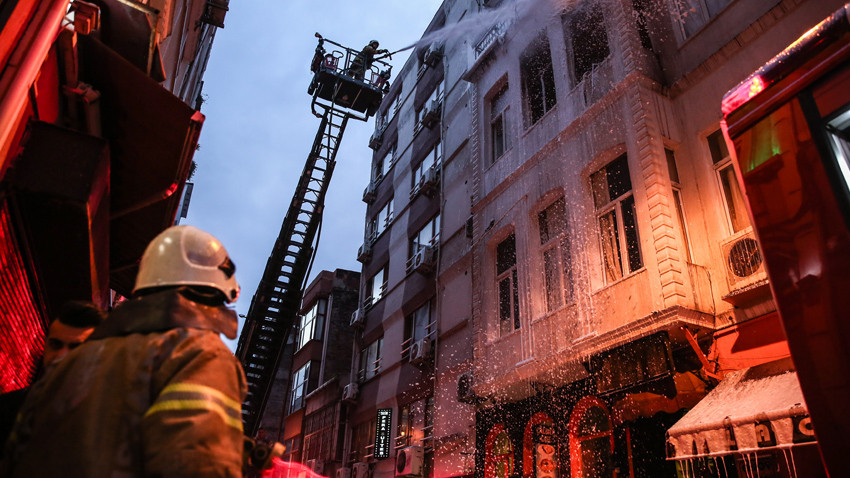 Beyoğlu'nda otelde yangın