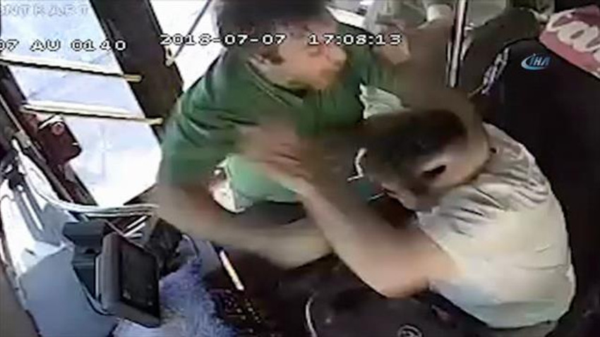 Yolcuyla şoför otobüs seyir halindeyken birbirine girdi