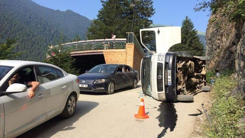 Uzungöl’de minibüs yan yattı: 3 yaralı