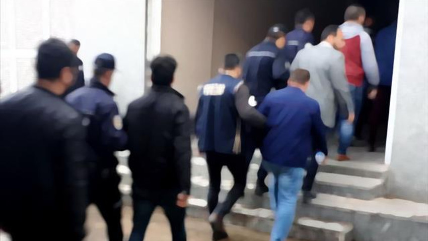 İzmir merkezli operasyonda 52 kişi gözaltında