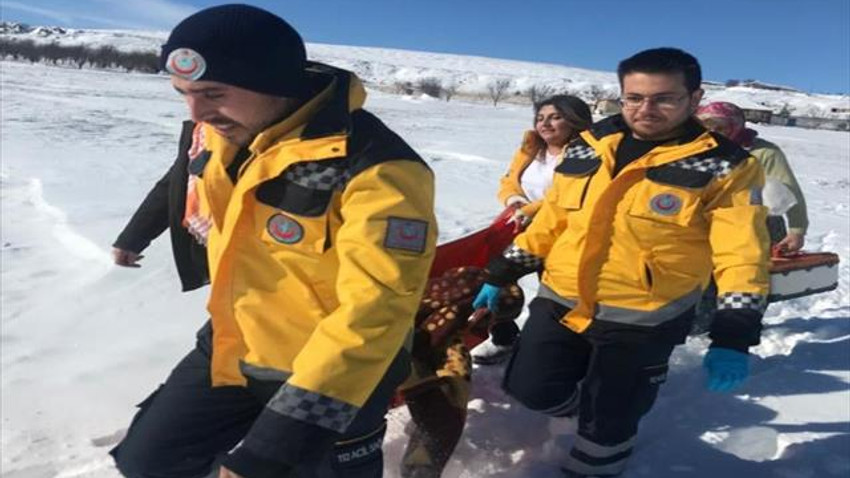 Sağlık ekibi hastayı sedyeyle 2 kilometre taşıdı
