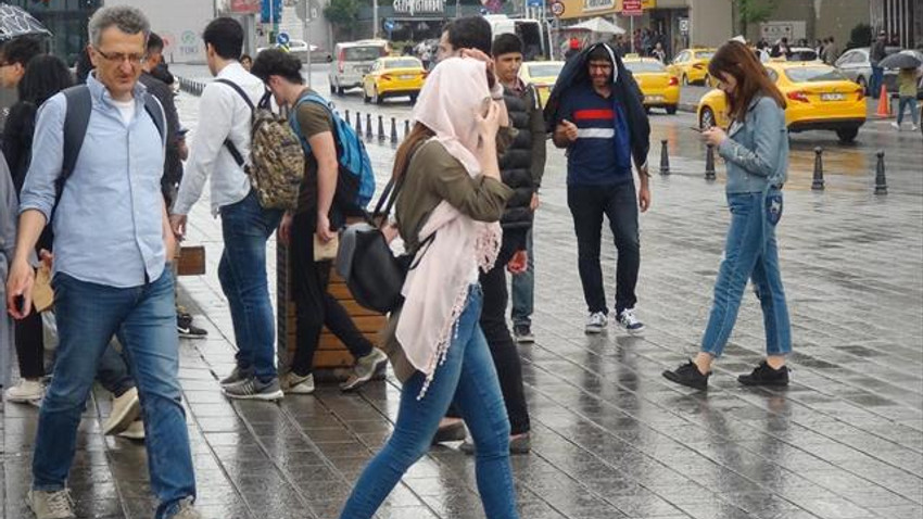 Taksim’de vatandaşlar yağmura hazırlıksız yakalandı