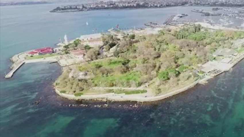 Kadıköy'de kayalıklara çarpan tekne batma tehlikesi geçirdi