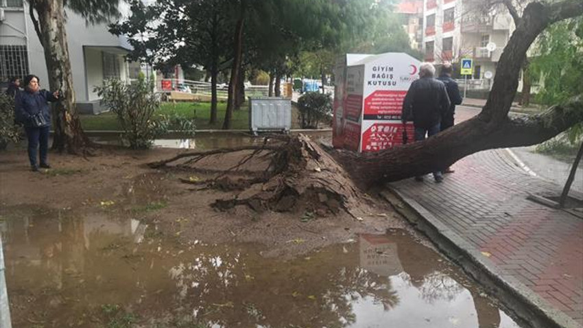 Sağanak yağış ve fırtına zor anlar yaşattı