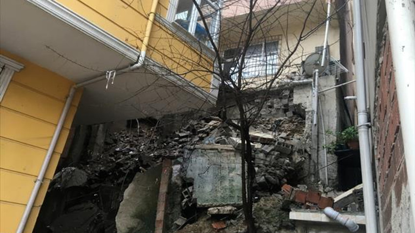 Kağıthane'de istinat duvarı çöktü
