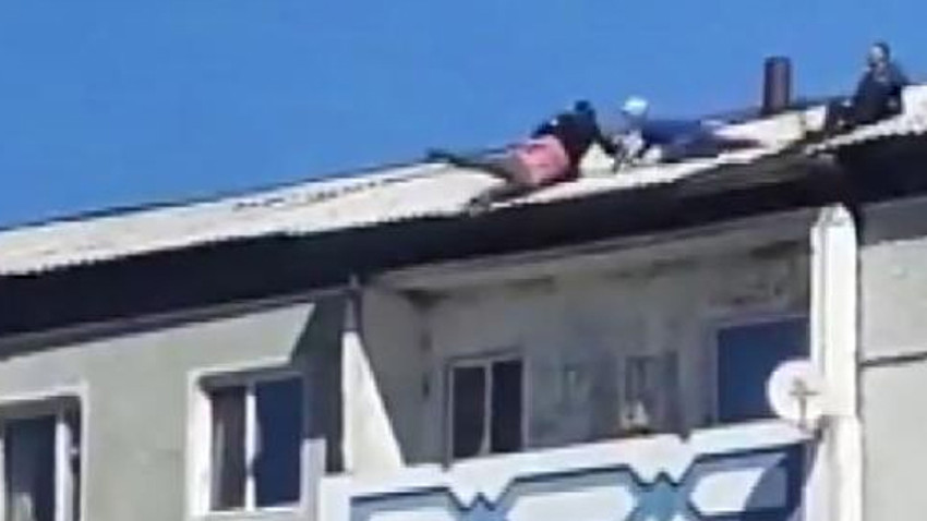 Çatıdaki intihar teşebbüsünü polis böyle önledi