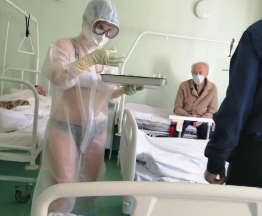 Rusya'da bikiniyle hastaları tedavi eden hemşireye ceza - Resim : 1