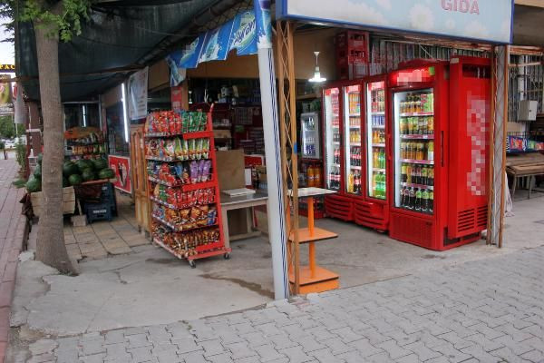 3 kişi marketin önüne tuvaletini yapıp karpuz çaldı: 'Dükkanın kenarına işemeleri insanlığa yakışmaz' - Sayfa 1