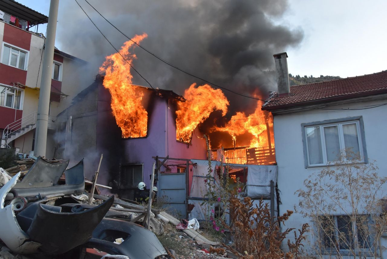 Kütahya�da iki katlı ev yanarak kül oldu F5Haber
