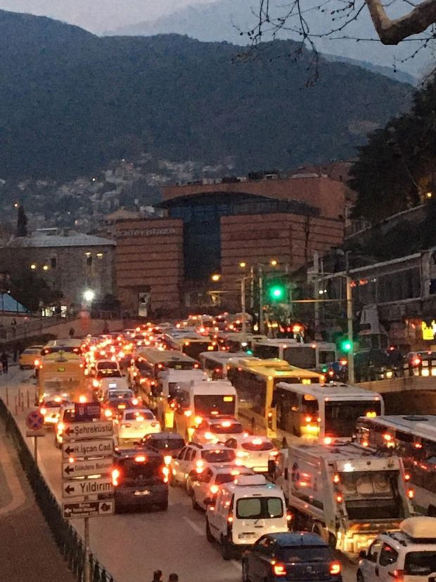 Bursa'da koronavirüse rağmen trafik kilitlendi! - Resim : 2