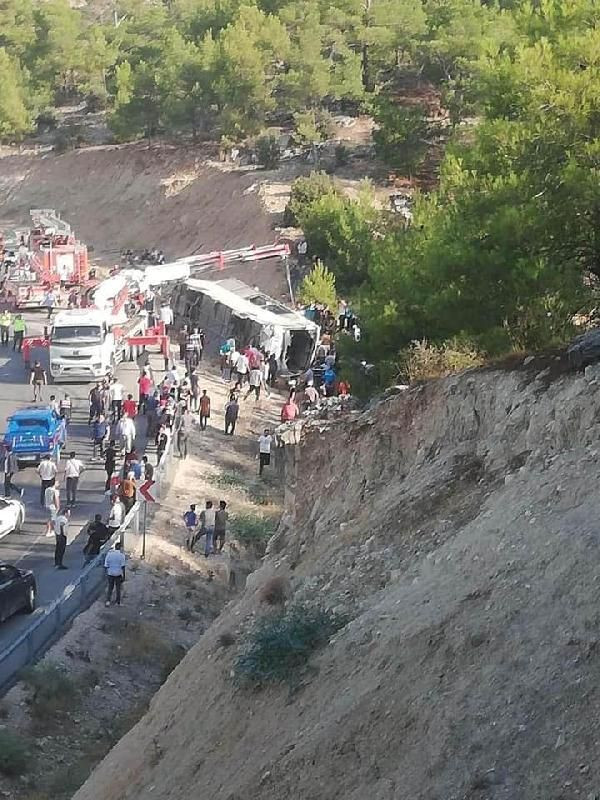 Mersin'de askerleri taşıyan otobüs devrildi: 4 şehit, 10 yaralı - Resim : 4
