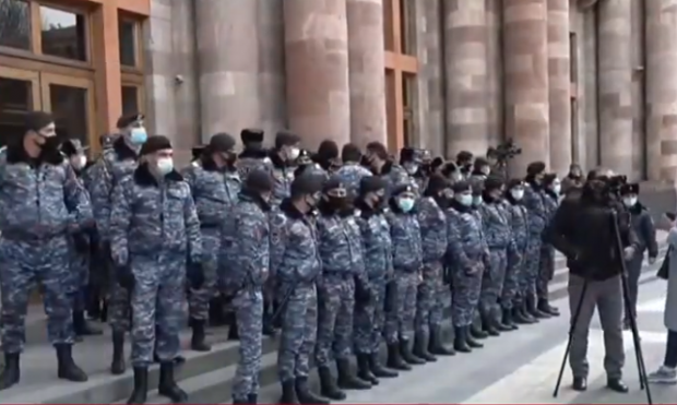 Ermenistan ordusu Başbakan Paşinyan ve hükümetin istifasını talep etti! - Resim : 6