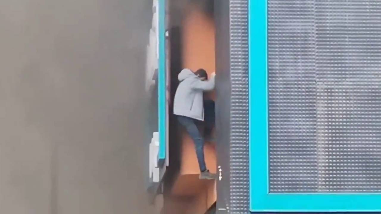 Ataşehir�de mobilya fabrikasında yangın! İşçi son anda