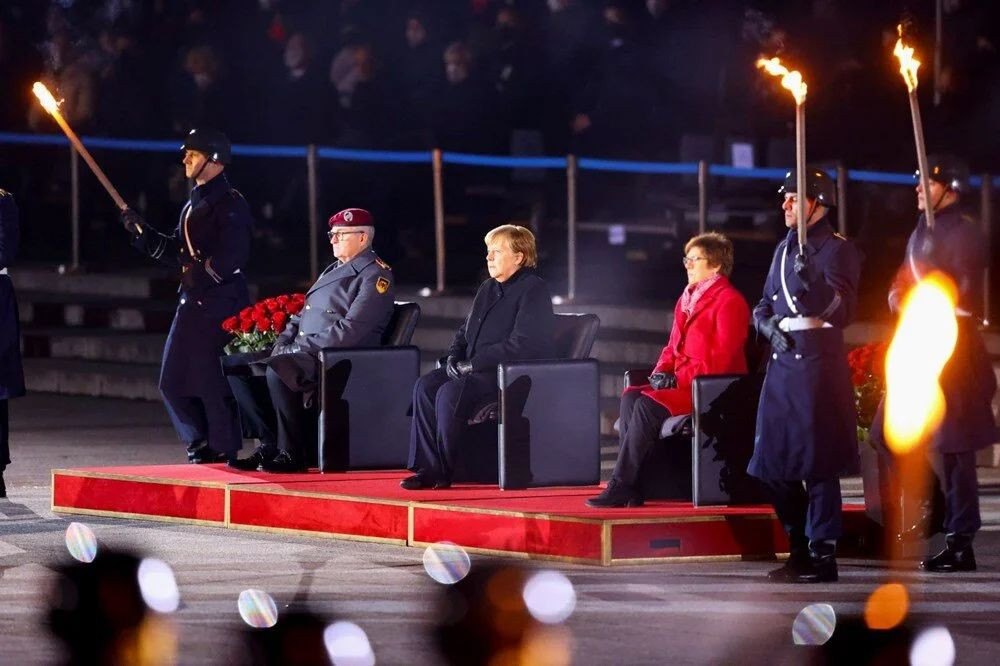 Almanya Başbakanı Merkel için askeri veda töreni düzenlendi - Sayfa 1