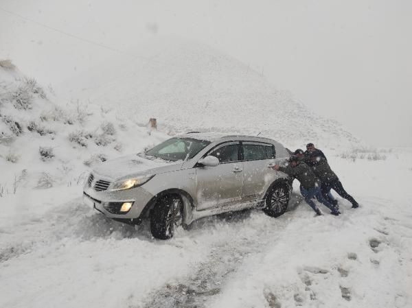 Hakkari'de kar ve sis nedeniyle araçlar yolda kaldı, belde yoluna çığ düştü - Sayfa 1