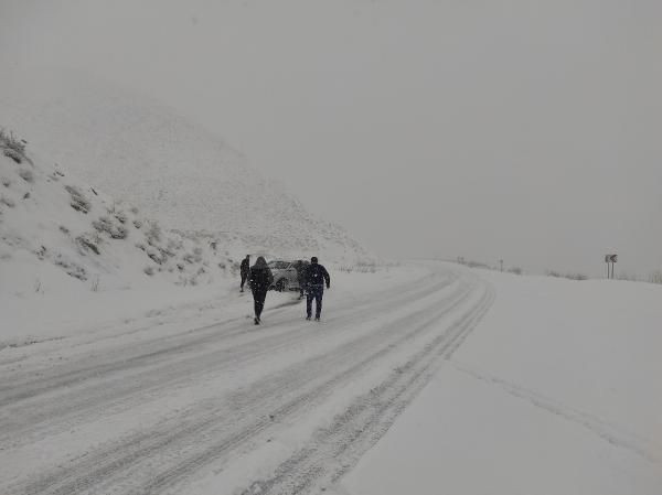 Hakkari'de kar ve sis nedeniyle araçlar yolda kaldı, belde yoluna çığ düştü - Sayfa 2