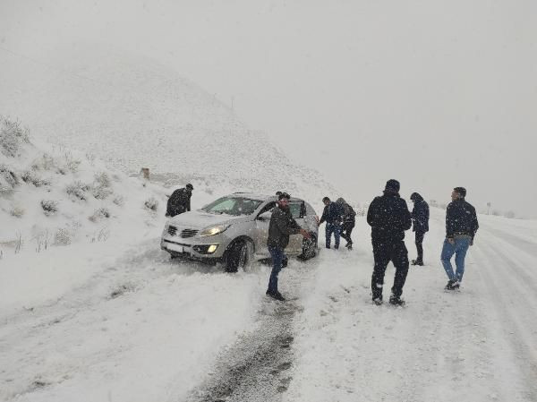 Hakkari'de kar ve sis nedeniyle araçlar yolda kaldı, belde yoluna çığ düştü - Sayfa 3