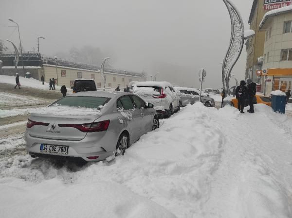 Hakkari'de kar ve sis nedeniyle araçlar yolda kaldı, belde yoluna çığ düştü - Sayfa 4