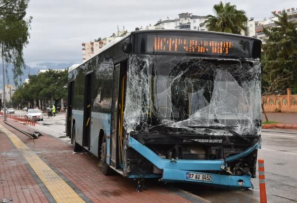 Antalya'da özel halk otobüsü, 9 araca çarptı; koruma polisi dahil 5 yaralı - Sayfa 1