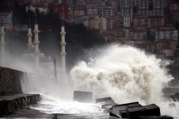 Zonguldak'ta 7 metrelik dalgalar oluştu, balıkçılar denize açılamadı - Sayfa 4