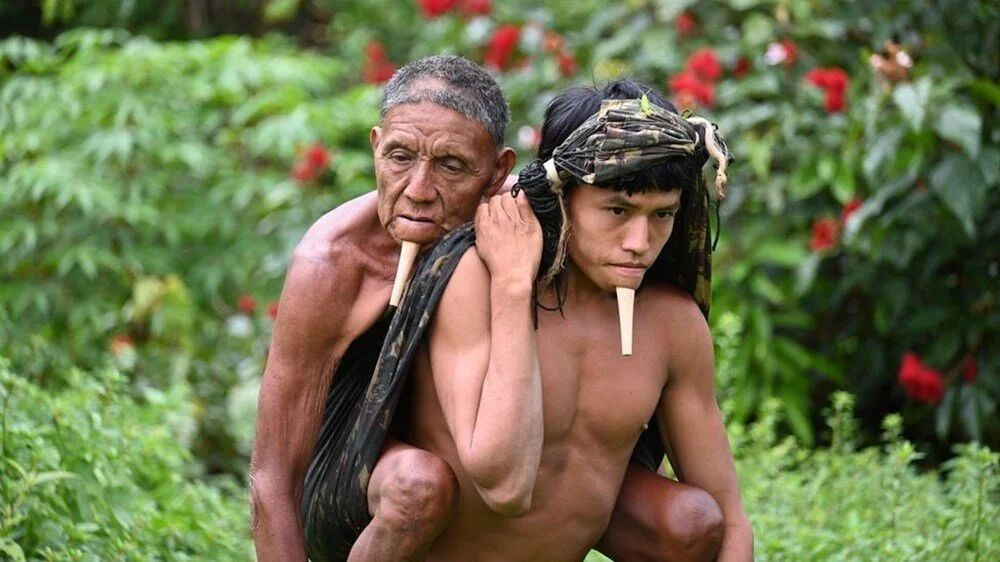 Amazon'da 6 saatlik aşı yolculuğu: Babasını sırtında taşıdı - Sayfa 1