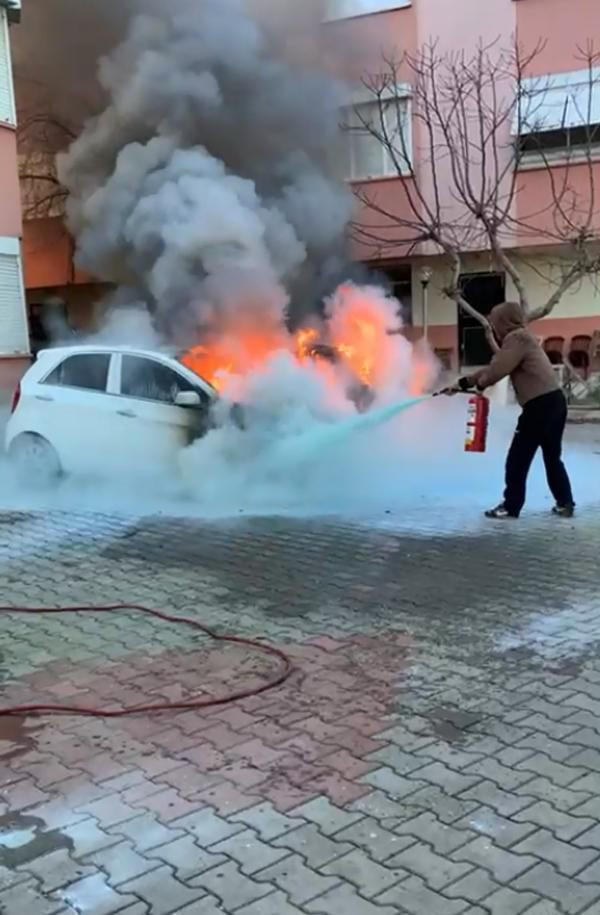 Antalya'da araçta çıkan yangın 2 otomobili kullanılamaz hale getirdi - Sayfa 1