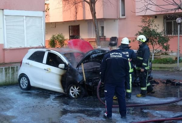Antalya'da araçta çıkan yangın 2 otomobili kullanılamaz hale getirdi - Sayfa 3