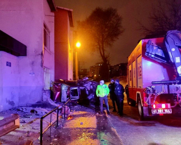 İzmit'te otomobil duvara çarptı: Anne ve baba öldü, kızları ağır yaralı - Resim : 1