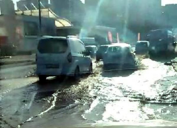 Başakşehir'de su borusu patladı: Yollar göle döndü - Sayfa 4