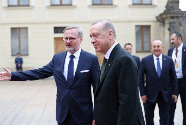 Üç lider aynı masada: Prag'da tarihi kare! Aliyev ve Paşinyan ile bir araya geldi - Resim : 2