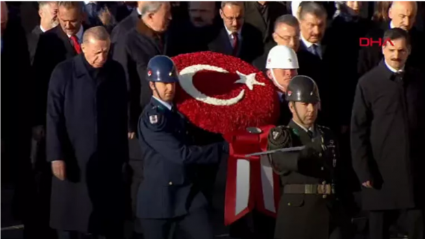 Anıtkabir'de Atatürk'ü anma töreni: Erdoğan Anıtkabir Özel Defteri'ni imzaladı - Resim : 2