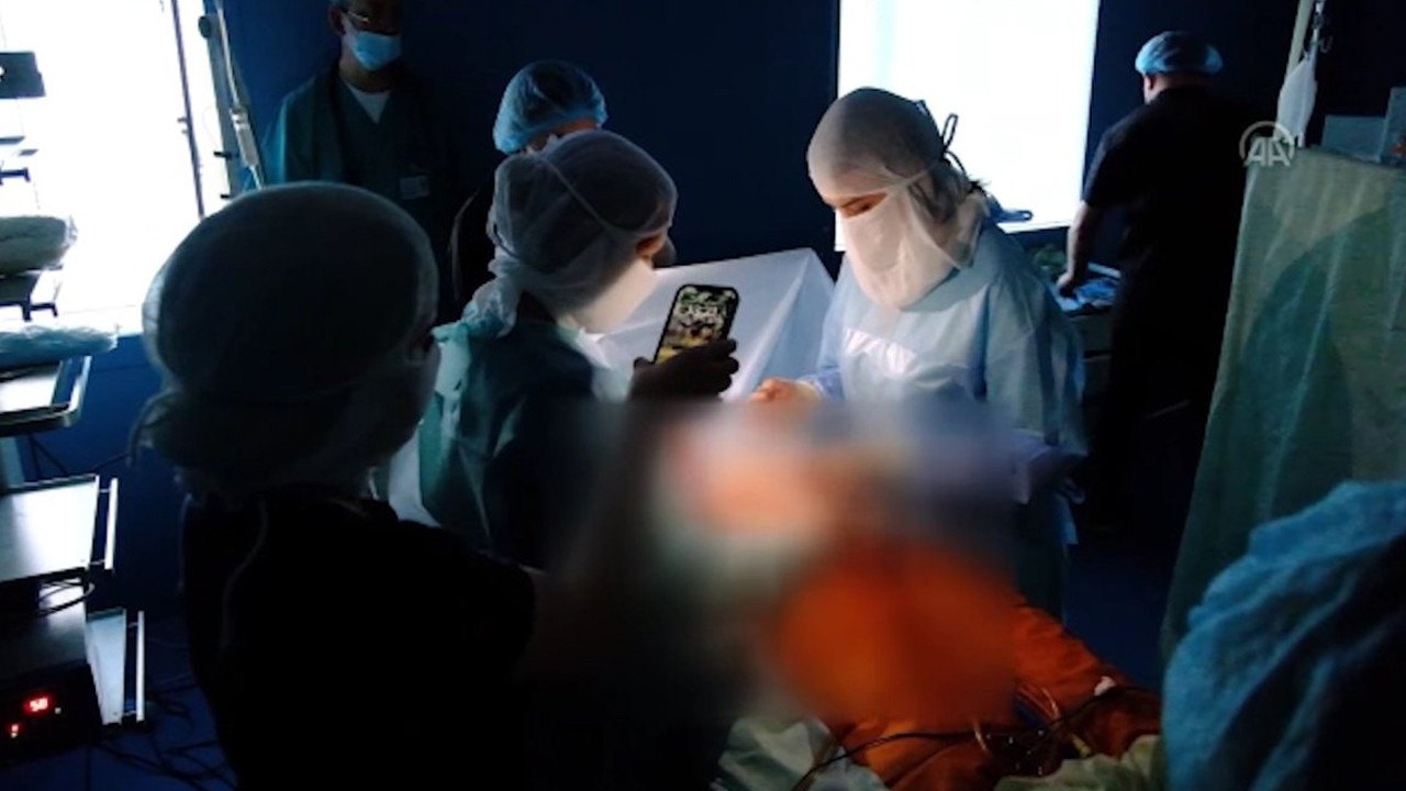 Ukrayna'da doktorlar telefon ışıklarıyla ameliyat yapıyor