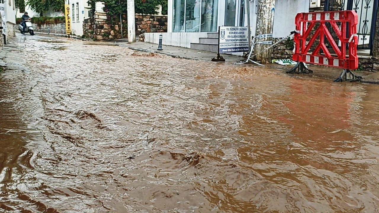 Bodrum yağmura teslim oldu: Evleri su bastı