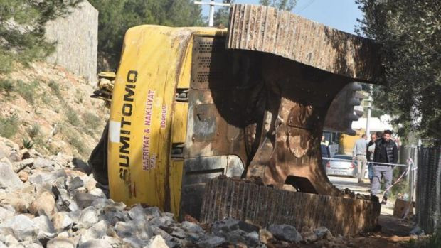 Bodrum'da istinat duvarı çöktü, devrilen kepçenin operatörü öldü - Resim : 1