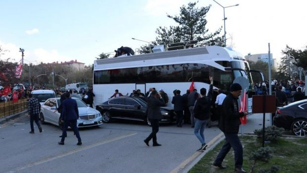 Ekrem İmamoğlu'na Erzurum'da taşlı saldırı! - Resim : 2