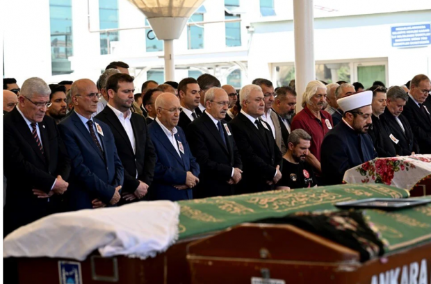 Kılıçdaroğlu, CHP İzmir Milletvekili Özkan'ın annesinin cenazesine katıldı - Resim : 1