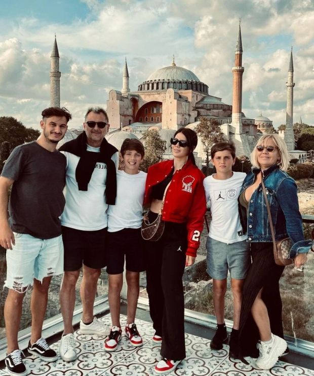 Wanda Nara'dan İstanbul turu: Ailesiyle Ayasofya'nın önünde poz verdi - Resim : 1