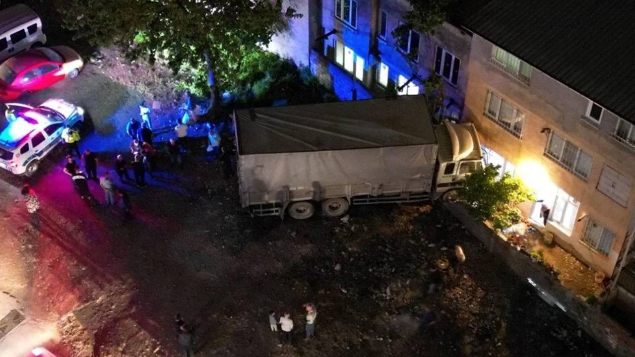 Bursa'da faciadan kıl payı dönüldü: Freni boşalan kamyon eve girdi