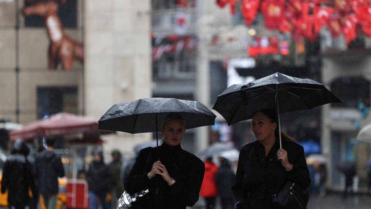 AKOM’dan İstanbul için sağanak uyarısı! Sıcaklıklar 10 derece birden düşecek